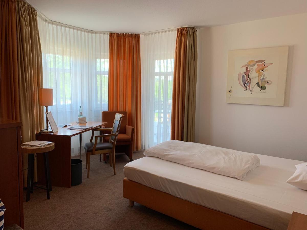 Seehotel Niedernberg - Das Dorf Am See Bagian luar foto