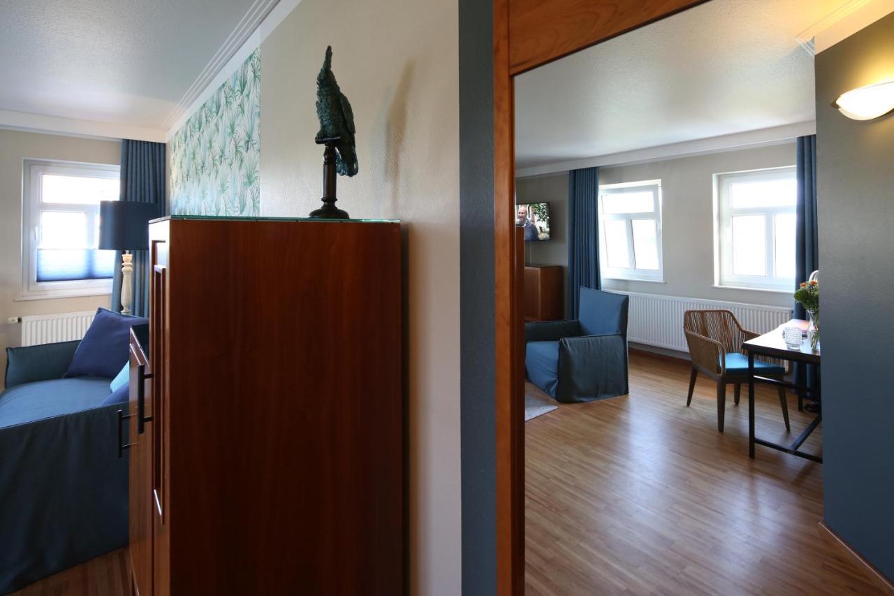 Seehotel Niedernberg - Das Dorf Am See Bagian luar foto