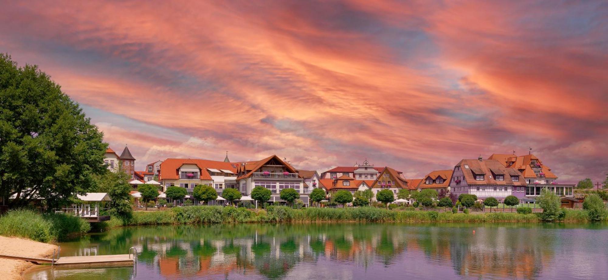 Seehotel Niedernberg - Das Dorf Am See Bagian luar foto