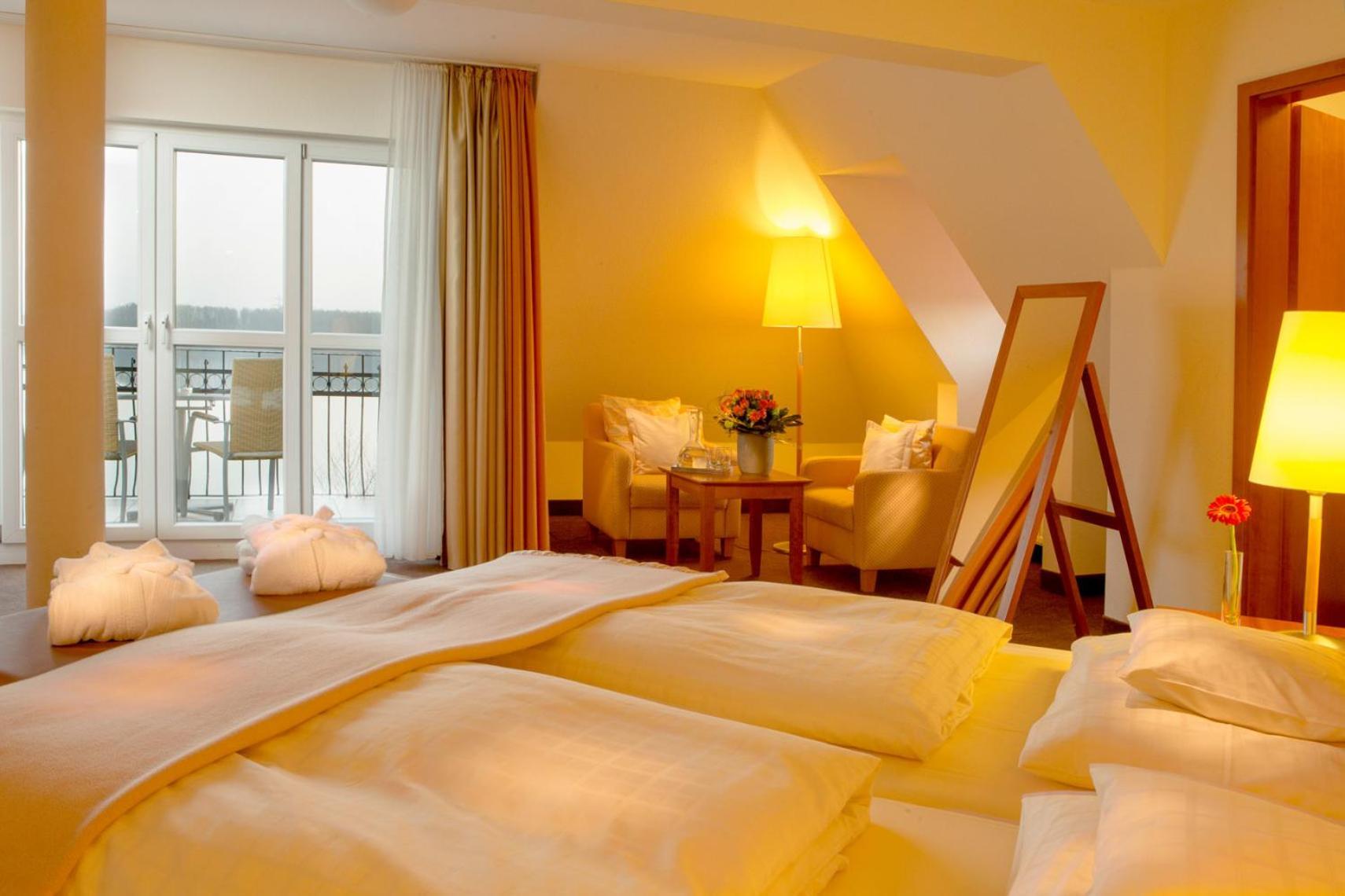 Seehotel Niedernberg - Das Dorf Am See Bagian luar foto