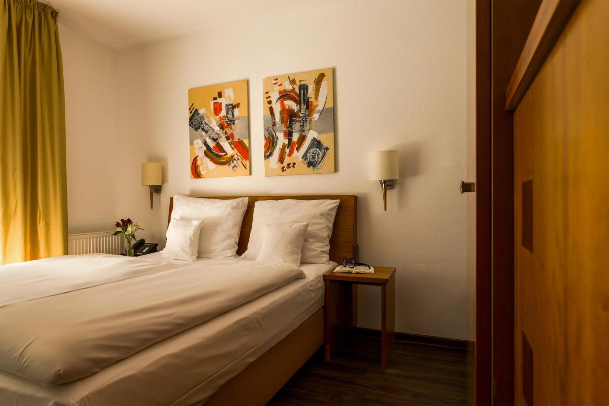 Seehotel Niedernberg - Das Dorf Am See Bagian luar foto