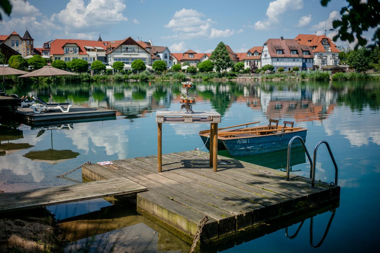 Seehotel Niedernberg - Das Dorf Am See Bagian luar foto