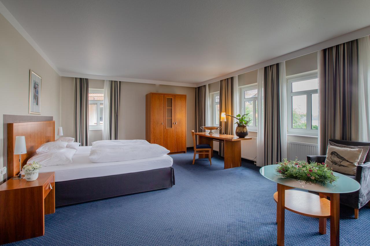 Seehotel Niedernberg - Das Dorf Am See Bagian luar foto