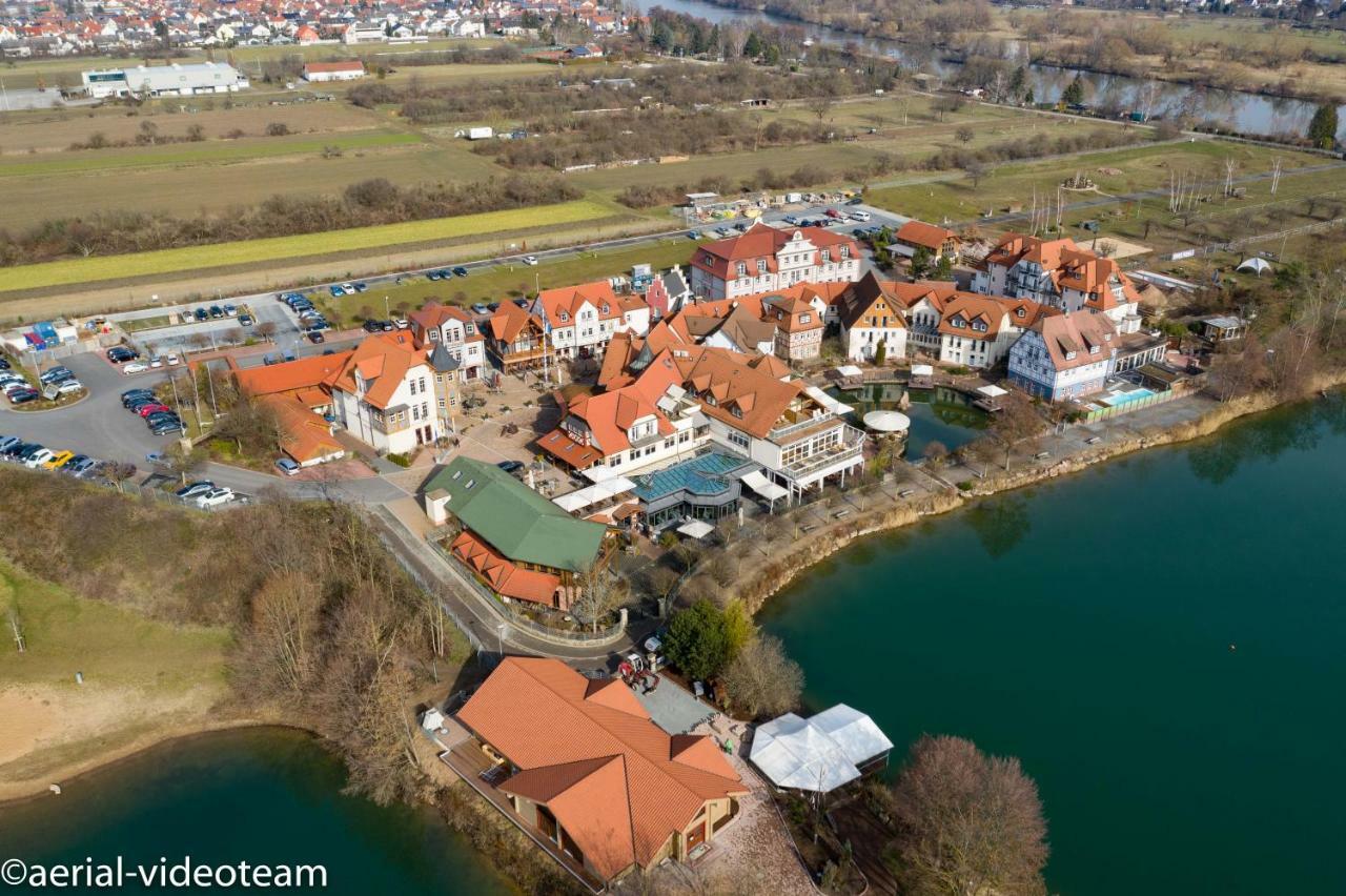 Seehotel Niedernberg - Das Dorf Am See Bagian luar foto