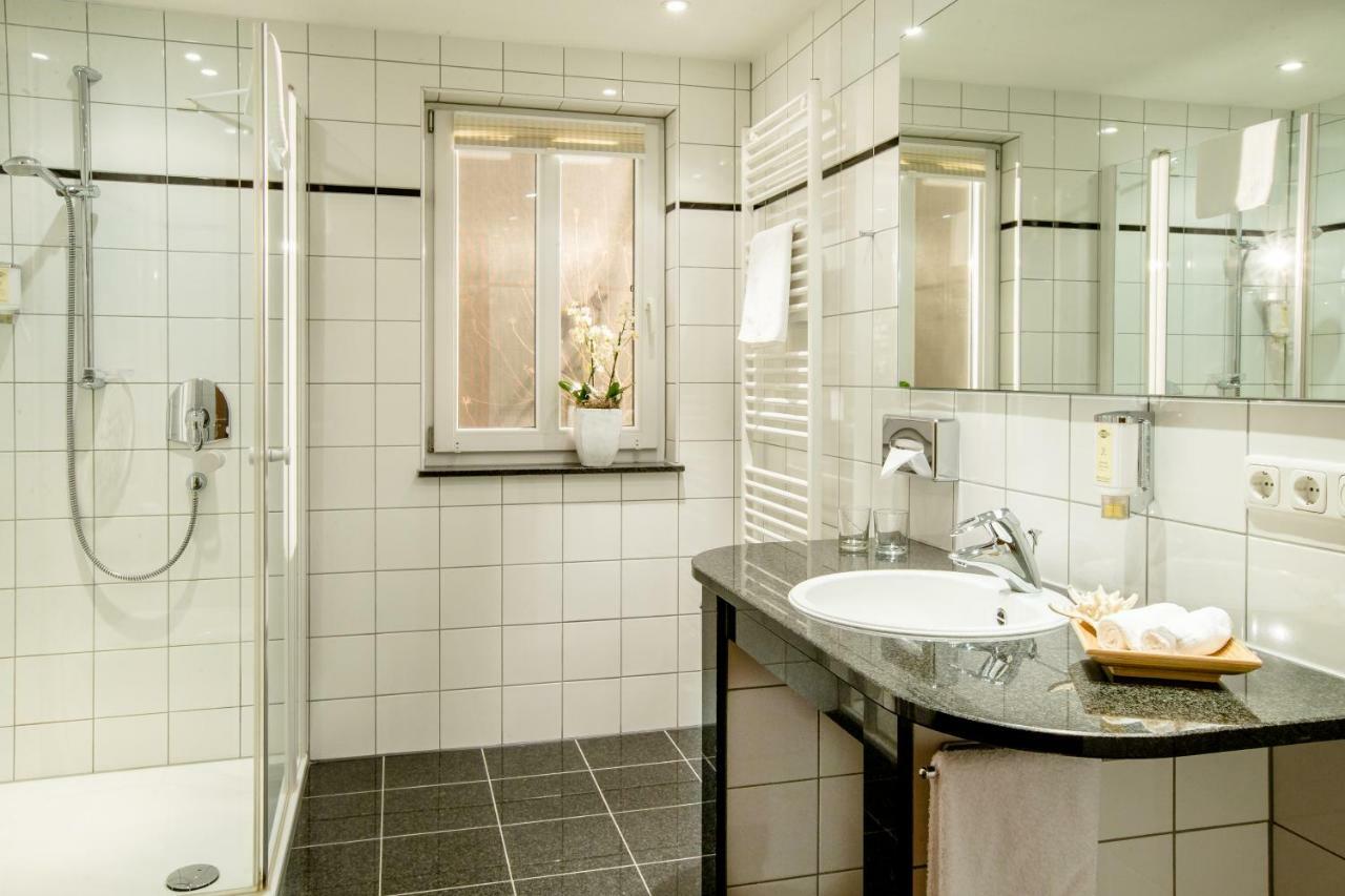 Seehotel Niedernberg - Das Dorf Am See Bagian luar foto