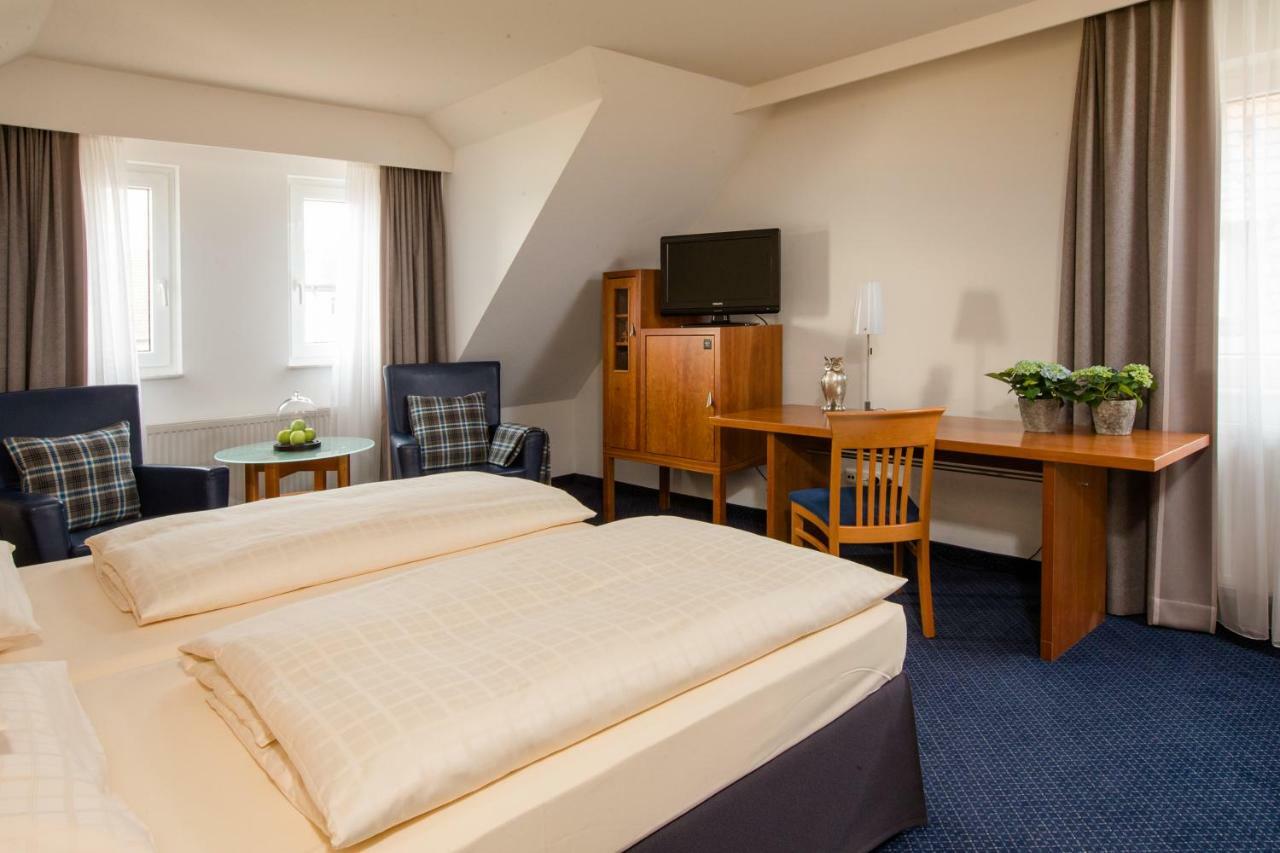 Seehotel Niedernberg - Das Dorf Am See Bagian luar foto