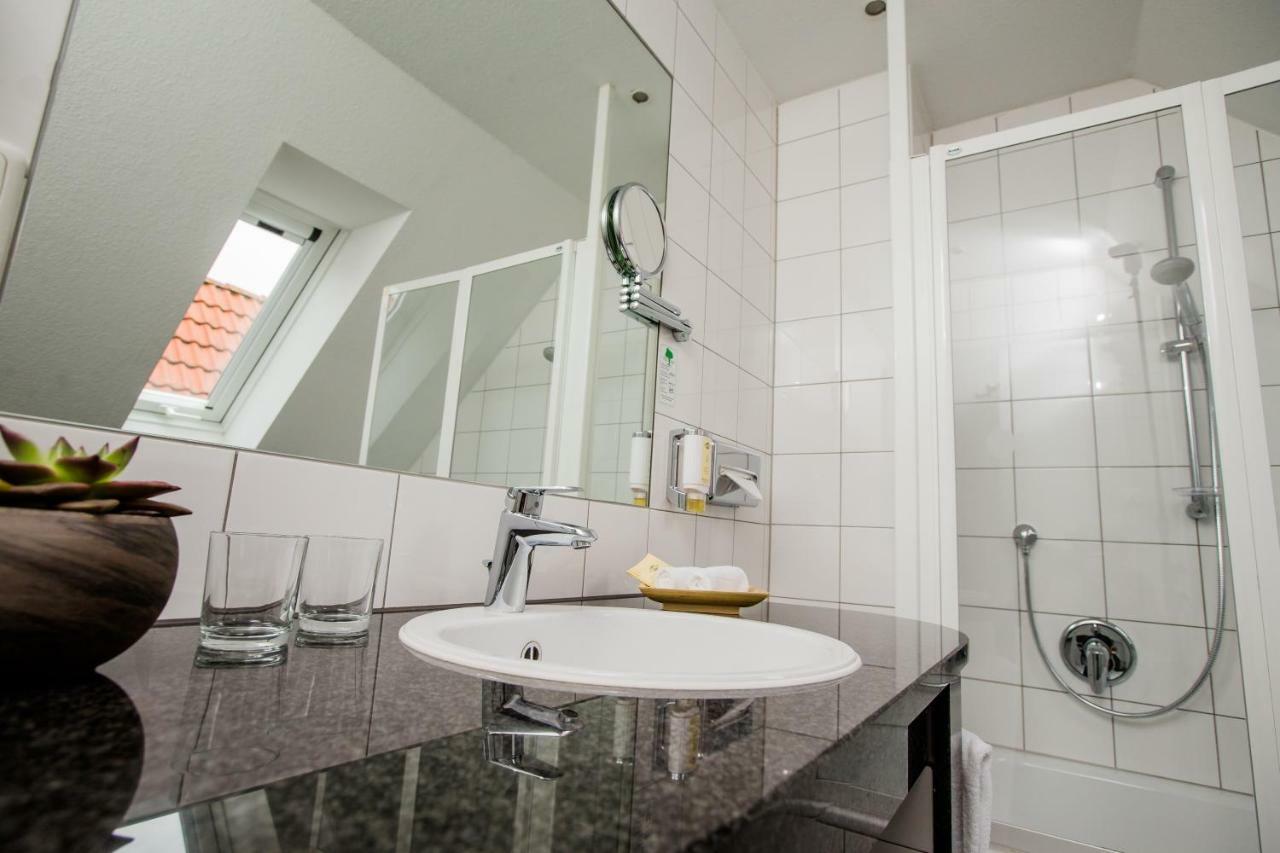 Seehotel Niedernberg - Das Dorf Am See Bagian luar foto