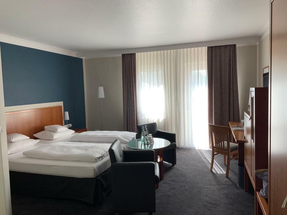 Seehotel Niedernberg - Das Dorf Am See Bagian luar foto