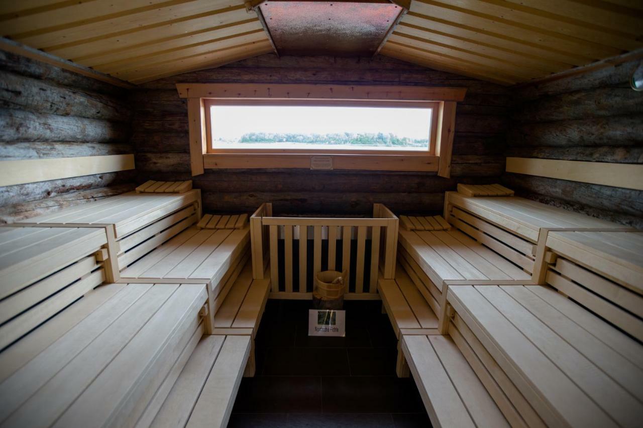 Seehotel Niedernberg - Das Dorf Am See Bagian luar foto